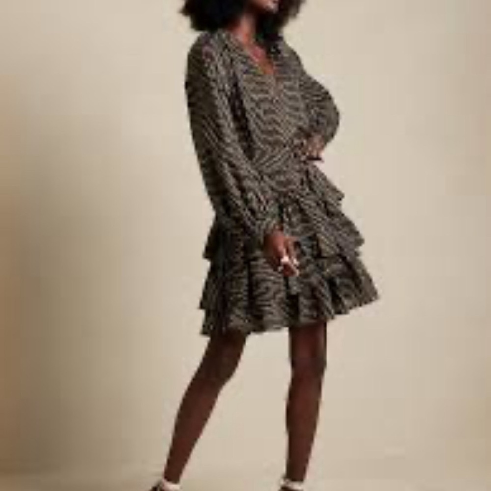 Banana Republic Factory Black and White Long Sleeve Dress